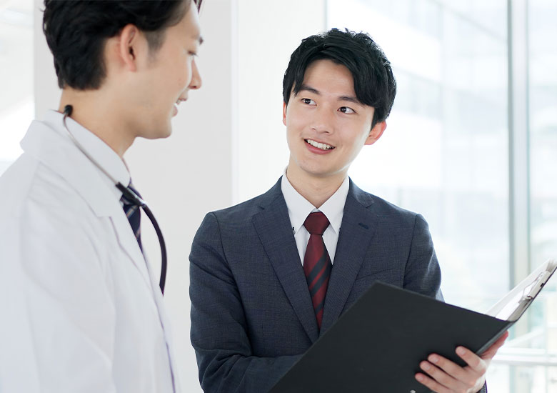 医師 開業の無料相談イメージ。専門家と一緒に開業計画を進める場面